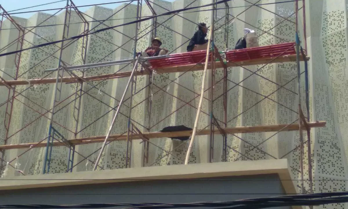 Miris, Pekerja Proyek Bergelantungan Tak Memakai APD Saat Pasang Plafon Atap Gedung GP
