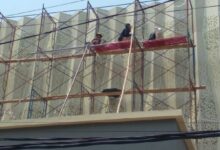 Miris, Pekerja Proyek Bergelantungan Tak Memakai Apd Saat Pasang Plafon Atap Gedung Gp