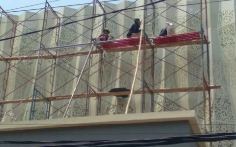 Miris, Pekerja Proyek Bergelantungan Tak Memakai APD Saat Pasang Plafon Atap Gedung GP