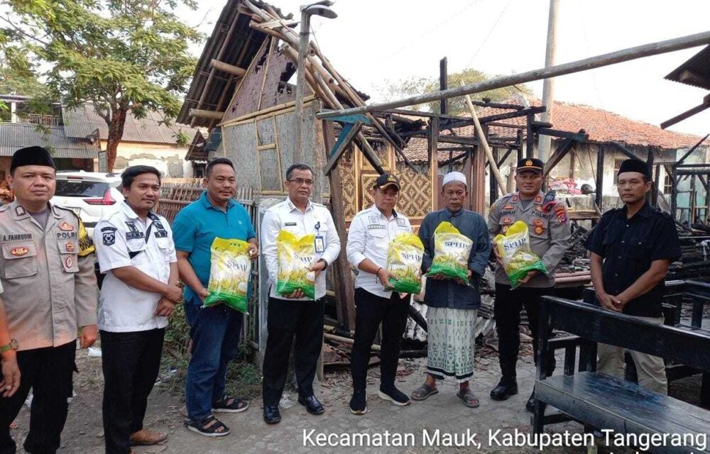Muspika Mauk Bantu Korban Kebakaran Di Kedung Dalem Mauk