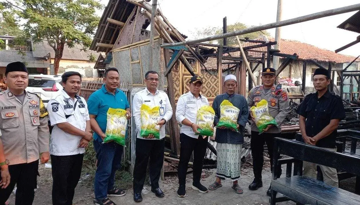 Muspika Mauk Bantu Korban Kebakaran di Kedung Dalem Mauk