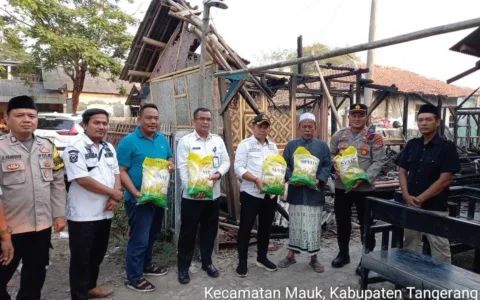 Muspika Mauk Bantu Korban Kebakaran di Kedung Dalem Mauk