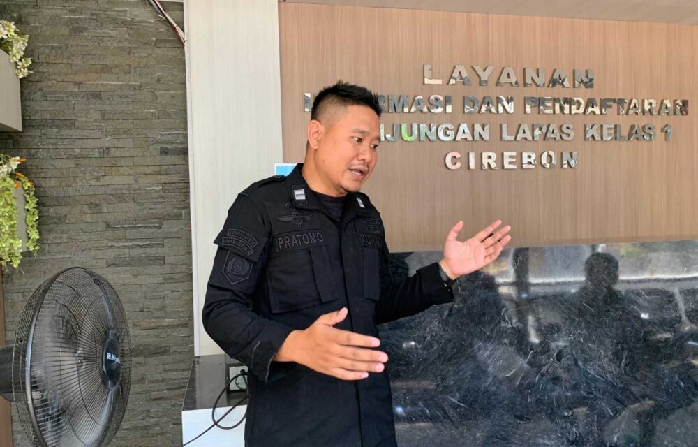 Petugas Lapas Cirebon Sosialisasikan Anti-Gratifikasi Pada Pengunjung