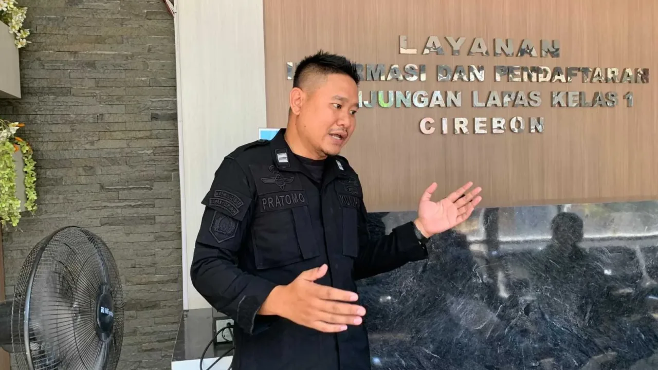 Petugas Lapas Cirebon Sosialisasikan Anti-Gratifikasi Pada Pengunjung