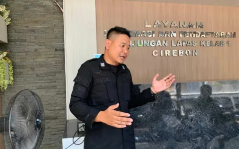 Petugas Lapas Cirebon Sosialisasikan Anti-Gratifikasi Pada Pengunjung