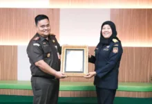 Pulihkan Duit Negara 800 Miliar, Kejari Jakbar Terima Penghargaan dari Kemenkeu