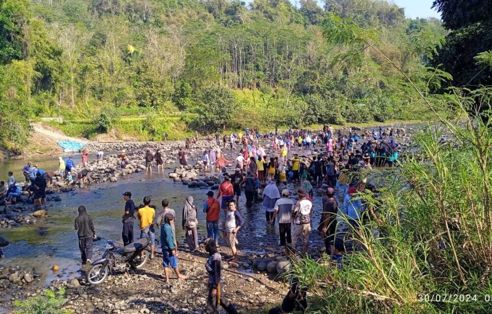 Tidak Mendapatkan Perhatian Pemerintah, Ratusan Warga Cianjur Gotong Royong Bangun Jalan Dan Jembatan