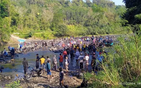 Tidak Mendapatkan Perhatian Pemerintah, Ratusan Warga Cianjur Gotong Royong Bangun Jalan dan Jembatan