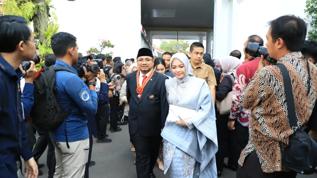 Presiden Jokowi Widodo Berikan Bintang Mahaputra Kepada Mentri Agama Yaqut Cholil Qoumas
