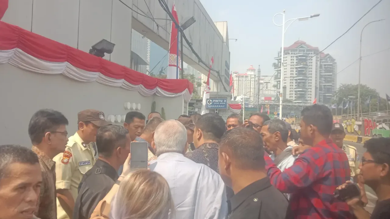 Arogan...! Yayasan Trisakti Versi Nadiem Makarim Kerahkan Satpam Bubarkan Wartawan Saat Liputan