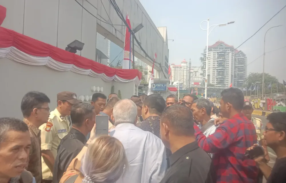 Arogan...! Yayasan Trisakti Versi Nadiem Makarim Kerahkan Satpam Bubarkan Wartawan Saat Liputan