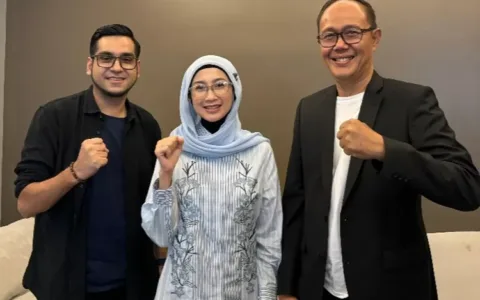 Pasangn Bacalon Wali Kota Sukabumi Ayep Zaki – Bobby Maulana Bertemu Artis Cantik Desy Ratnasari