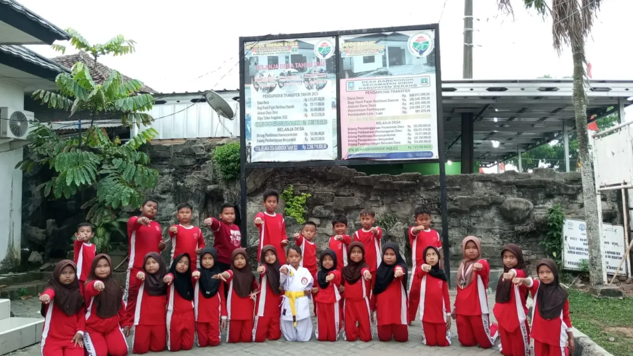 Siswa-siswi SDN Nambo Ilir antusias mengikuti laihan perdana Karate di Lapagan SDN Nambo Ilir