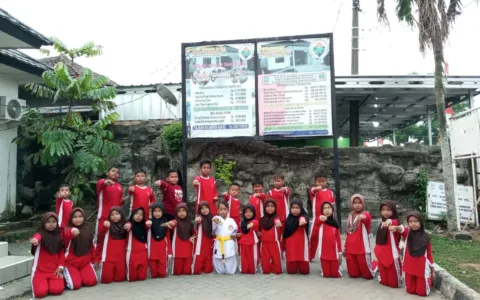 Siswa-siswi SDN Nambo Ilir antusias mengikuti laihan perdana Karate di Lapagan SDN Nambo Ilir