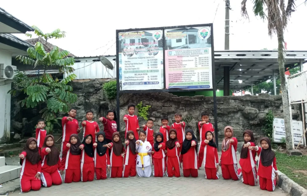 Siswa-Siswi Sdn Nambo Ilir Antusias Mengikuti Laihan Perdana Karate Di Lapagan Sdn Nambo Ilir
