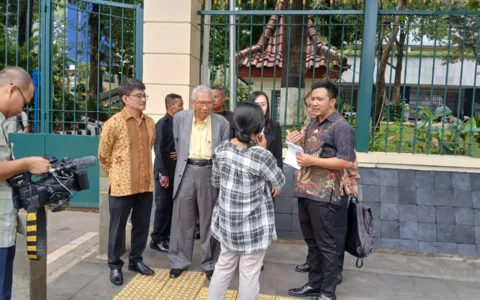 Tak Mau Patuhi Putusan MA Kasus Yayasan Trisakti, Nadiem Makarim Mirip Preman
