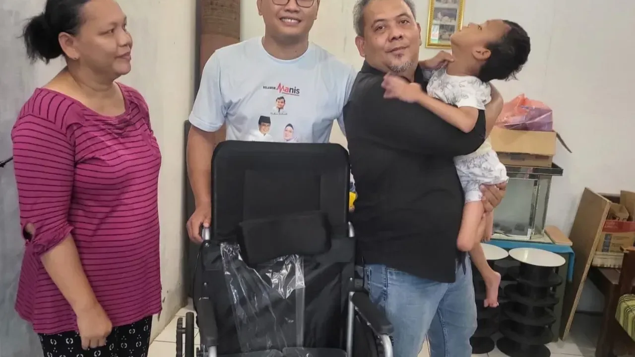 Relawan Manis Tangerang Peduli Warga Jayanti Berikan Kursi Roda