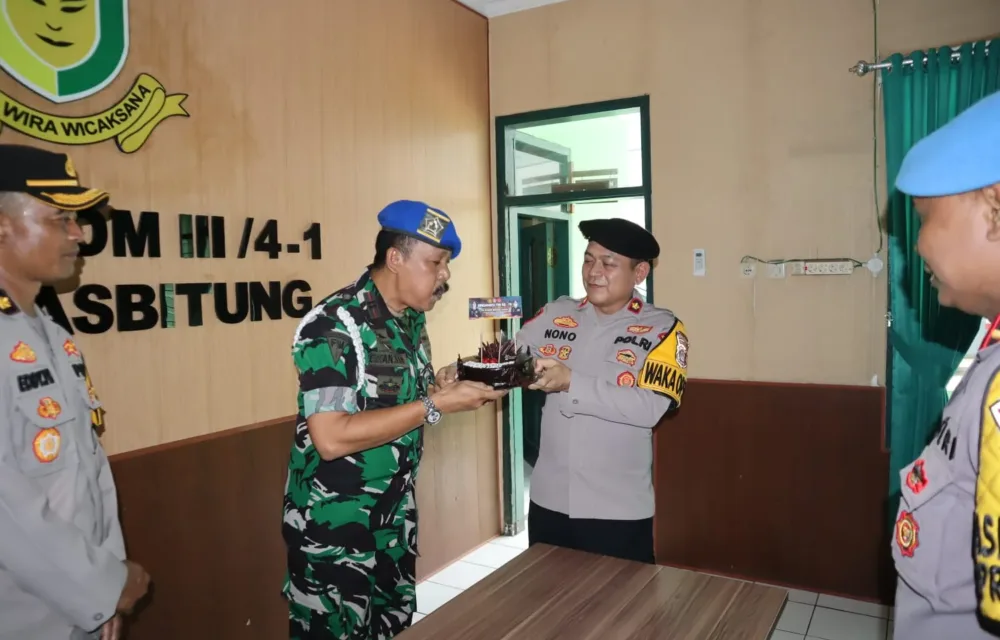 Polisi Gruduk Denpom Iii/4-1 Lebak, Beri Ucapan Hut Ke 79 Tni