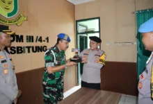 Polisi Gruduk Denpom Iii/4-1 Lebak, Beri Ucapan Hut Ke 79 Tni