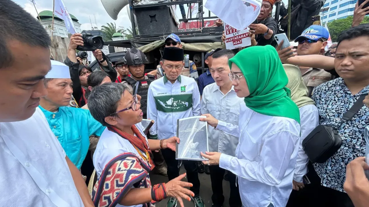 Fraksi PKB DPR RI Temui Demonstran Desak Pengesahan RUU Masyarakat Adat di Gedung DPR