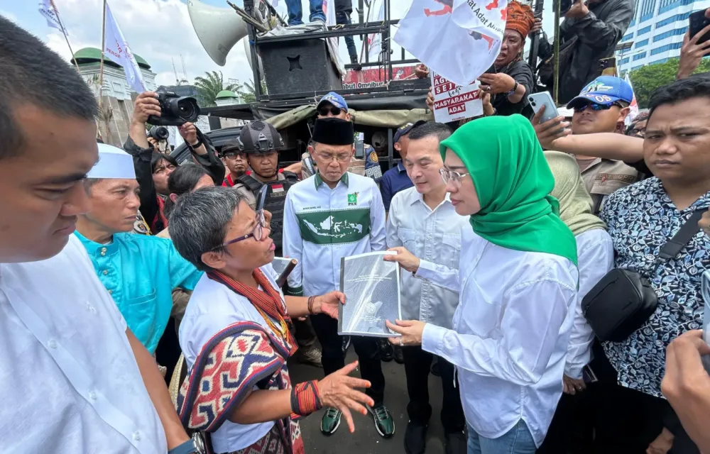 Fraksi Pkb Dpr Ri Temui Demonstran Desak Pengesahan Ruu Masyarakat Adat Di Gedung Dpr