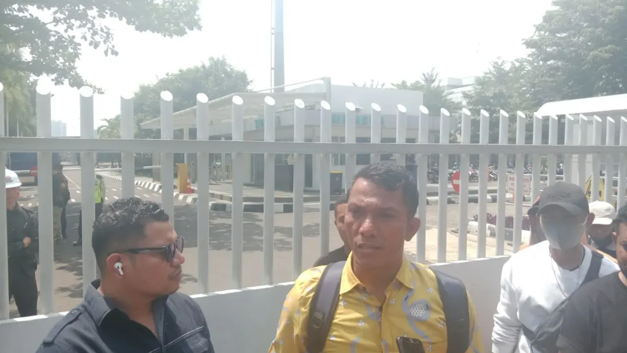 Puluhan massa melakukan unjuk rasa dengan menutup pintu pagar keluar masuk gedung PT Siemens Indonesia