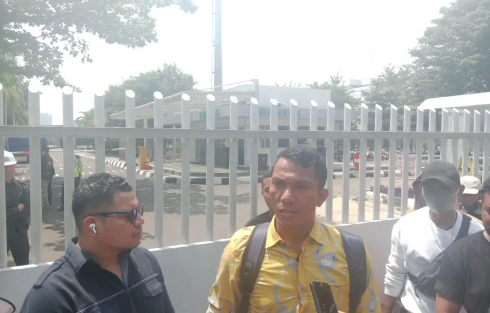 Puluhan Massa Melakukan Unjuk Rasa Dengan Menutup Pintu Pagar Keluar Masuk Gedung Pt Siemens Indonesia