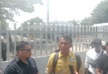 Puluhan Massa Melakukan Unjuk Rasa Dengan Menutup Pintu Pagar Keluar Masuk Gedung Pt Siemens Indonesia