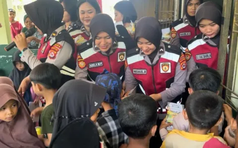 Polwan Polda Banten Sosialisasi Pendidikan ke Anak-anak di Lebak
