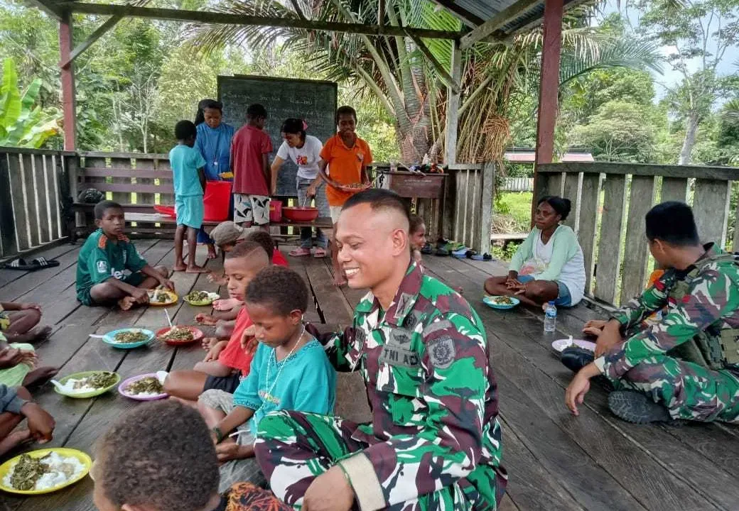 Siswa SD Rimba Makan Siang Gratis Bersama Satgas Habema