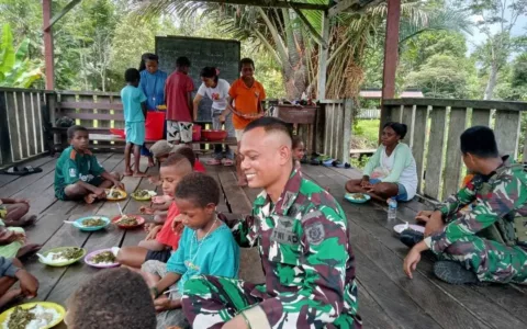 Siswa SD Rimba Makan Siang Gratis Bersama Satgas Habema