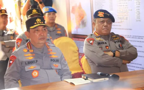 Kapolri Tinjau Posko Pengungsi Erupsi Gunung Lewotobi di NTT