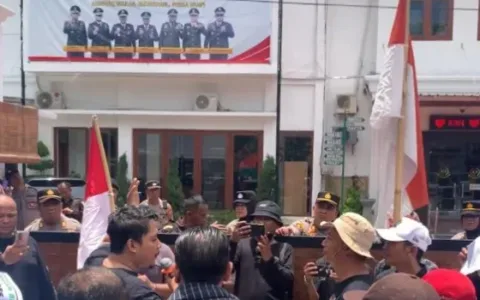 Penjarakan, Massa Desak Kajari Selesaikan Kasus Dugaan Korupsi di Banyuwangi