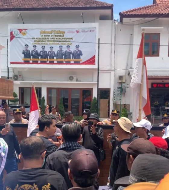 Penjarakan, Massa Desak Kajari Selesaikan Kasus Dugaan Korupsi Di Banyuwangi