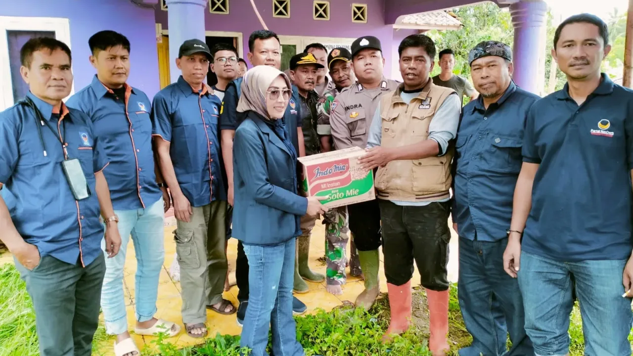 PD Nasdem Kabupaten Sukabumi Salurkan Bantuan untuk Korban Banjir di Desa Curugluhur