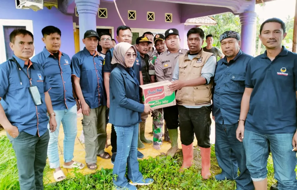 Pd Nasdem Kabupaten Sukabumi Salurkan Bantuan Untuk Korban Banjir Di Desa Curugluhur