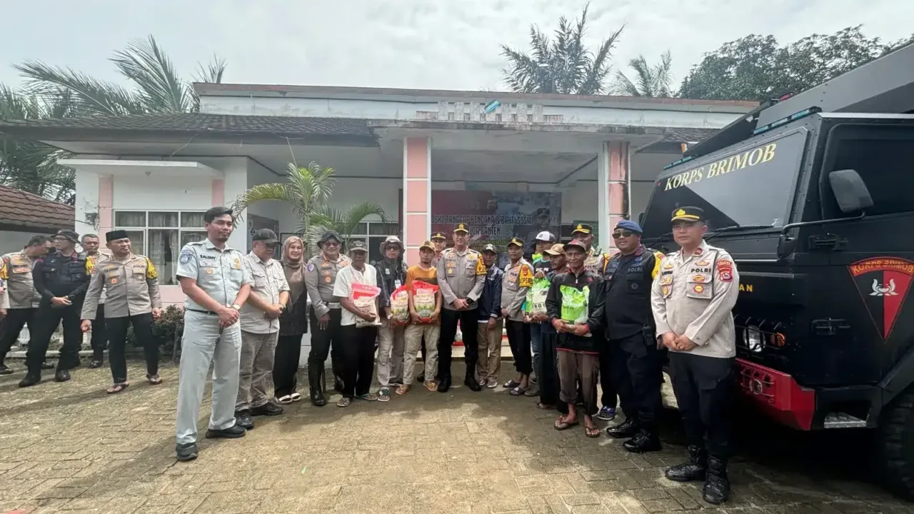 Mantap, Tim Pembina Samsat Wilkum Polda Banten Gelar Baksos untuk Korban Bencana Alam Banjir