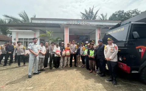 Mantap, Tim Pembina Samsat Wilkum Polda Banten Gelar Baksos untuk Korban Bencana Alam Banjir