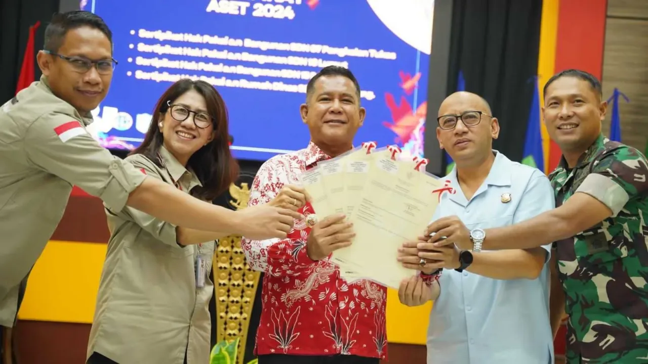 Dukung Asta Cita Presiden RI, Kejari Sanggau Berikan Sertifikat Tanah 15 Rumah Ibadah