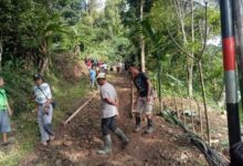 Dprd Pandeglang Berbaur Bareng Warga Kerja Bakti Jalan Poros Desa