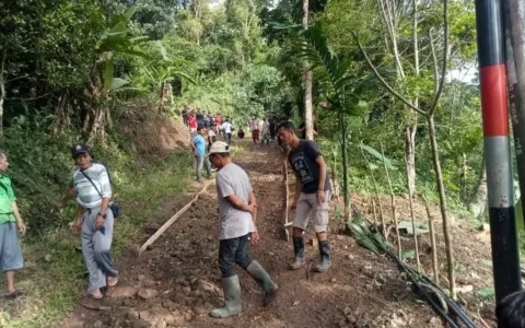 DPRD Pandeglang Berbaur Bareng Warga Kerja Bakti Jalan Poros Desa