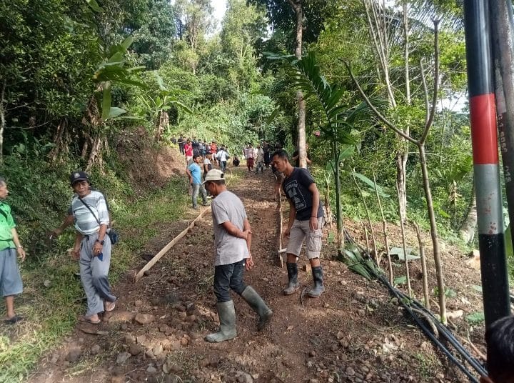 Dprd Pandeglang Berbaur Bareng Warga Kerja Bakti Jalan Poros Desa