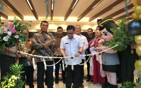 Plt. Dirjen Imigrasi, Saffar M. Godam meresmikan Immigration Lounge di Grand Metropolitan Mall Bekasi