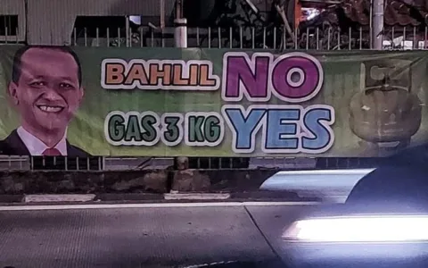 Spanduk bergambar Menteri Energi dan Sumber Daya Mineral (ESDM) Bahlil Lahadalia dengan tulisan "Bahlil No Gas 3 Kg Yes" di sejumlah titik di Jakarta.