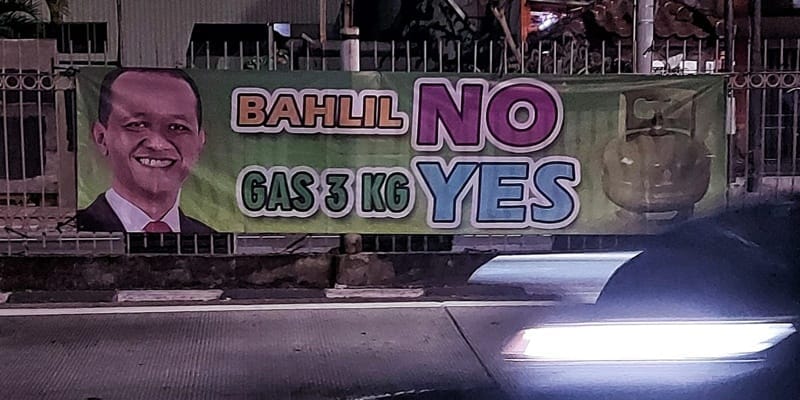 Spanduk Bergambar Menteri Energi Dan Sumber Daya Mineral (Esdm) Bahlil Lahadalia Dengan Tulisan &Quot;Bahlil No Gas 3 Kg Yes&Quot; Di Sejumlah Titik Di Jakarta.