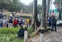 Aksi Unjuk Rasa Aliansi Mahasiswa Dan Masyarakat Peduli Energi Di Depan Kementerian Energi Dan Sumber Daya Mineral (Esdm), Jakarta, Rabu (12/2/2025) Pukul 14.20 Wib, Berakhir Ricuh.
