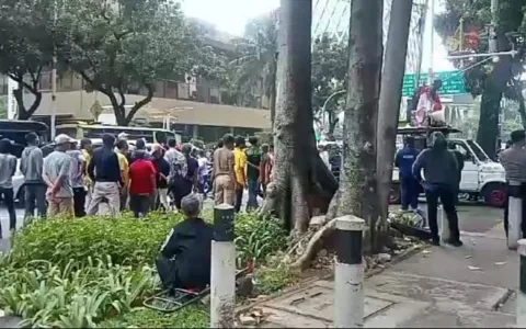 Aksi unjuk rasa Aliansi Mahasiswa dan Masyarakat Peduli Energi di depan Kementerian Energi dan Sumber Daya Mineral (ESDM), Jakarta, Rabu (12/2/2025) pukul 14.20 WIB, berakhir ricuh.