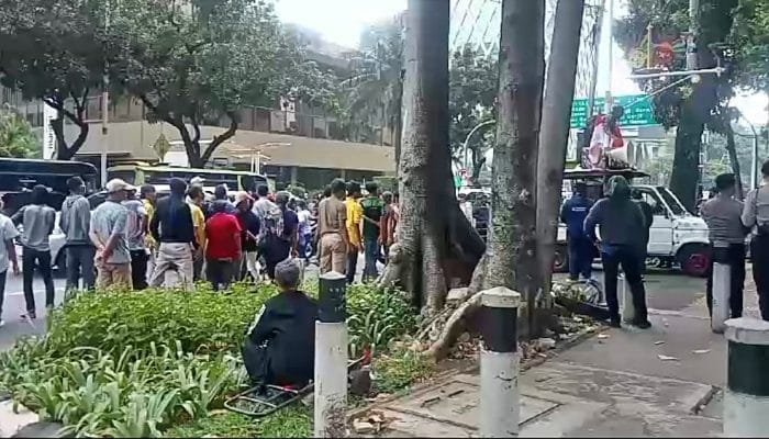 Aksi Unjuk Rasa Aliansi Mahasiswa Dan Masyarakat Peduli Energi Di Depan Kementerian Energi Dan Sumber Daya Mineral (Esdm), Jakarta, Rabu (12/2/2025) Pukul 14.20 Wib, Berakhir Ricuh.