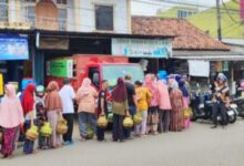 Nampak Warga Di Kota Serang, Provinsi Banten, Antre Mengular Di Pangkalan Gas Lpg 3 Kilogram Sejak Pagi Hingga Siang Hari, Pada Senin (3/2/2025), Berlokasi Di Jalan Samaun Bakri, Kampung Tanggul, Kelurahan Cimuncang, Kecamatan Serang, Kota Serang.