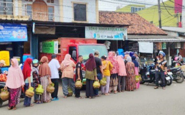 Nampak Warga Di Kota Serang, Provinsi Banten, Antre Mengular Di Pangkalan Gas Lpg 3 Kilogram Sejak Pagi Hingga Siang Hari, Pada Senin (3/2/2025), Berlokasi Di Jalan Samaun Bakri, Kampung Tanggul, Kelurahan Cimuncang, Kecamatan Serang, Kota Serang.
